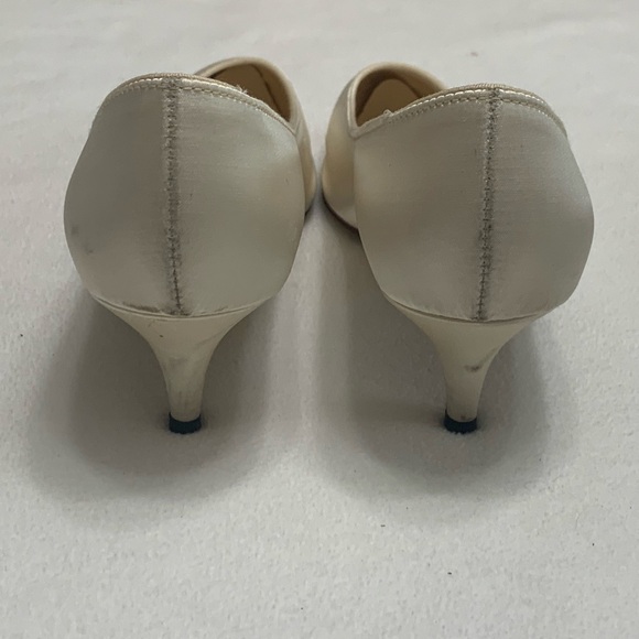 VINTAGE DYEABLES IVORY HEELS - SZ. 7 1/2 D - Picture 5 of 9